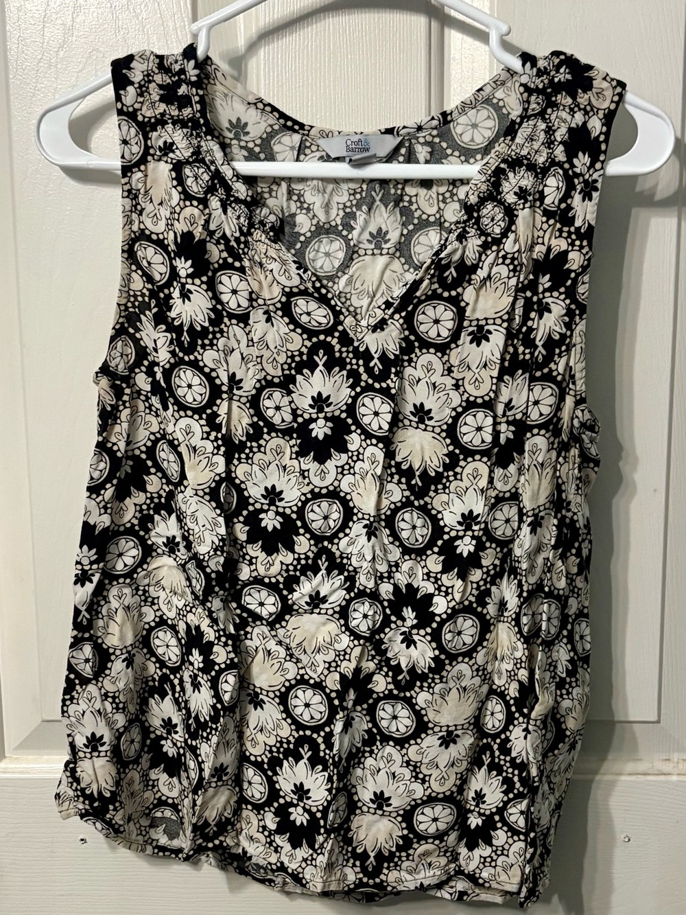 croft & barrow Black and White Floral V-Neck Sleeveless Blouse
